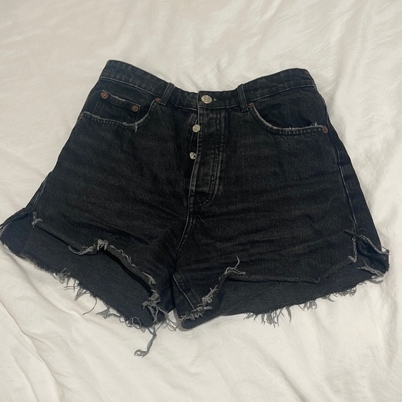 SIZE 8 BLACK DENIM ZARA SHORTS - Picture 1 of 2